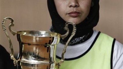 دختری پرورشگاهی برنده مسابقه فوتبال