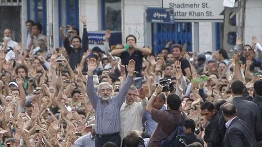 Hundreds of Thousands of Demonstrators clog Tehran streets