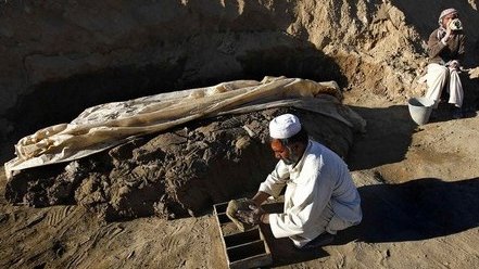 عده ای با عرق جبین و پینه ی دست درآمد دارند و عده ای با توليد و قاچاق مواد مخدر
