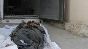 عکسی از جسد سردار محمد، کسی که گفته می شود احمد ولی کرزی را از پای درآورد