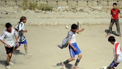 کابل: فوتبال در زمین خاکی