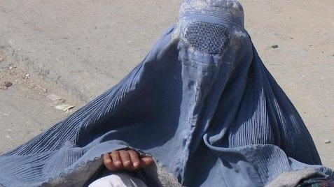 مصارف بی جا و مردمان گرسنه و سرگردان در پی لقمه نان
