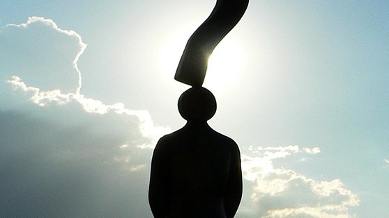 وجود جبری و ماهیت سرگردان