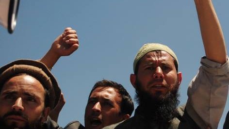 فیصل امین استاد سابق دانشکده علوم اجتماعی قلم می‌شکند و راکت بر میدارد