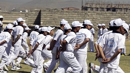 صلح و کریکت بازان جوان