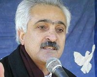 چه کسانی از داکتر سپنتا انتقاد می کنند؟