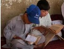 سرپل: کودکان در يک مسجد درس می خوانند!