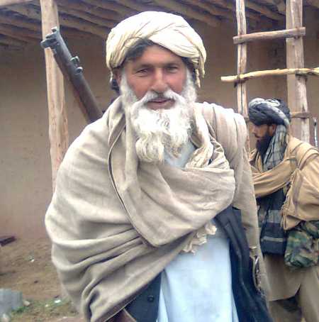 کوچی- طالب پس از کشتار و چپاول از حنیف اتمر وزیر راسسیست افغانستان جایزه می گیرد
