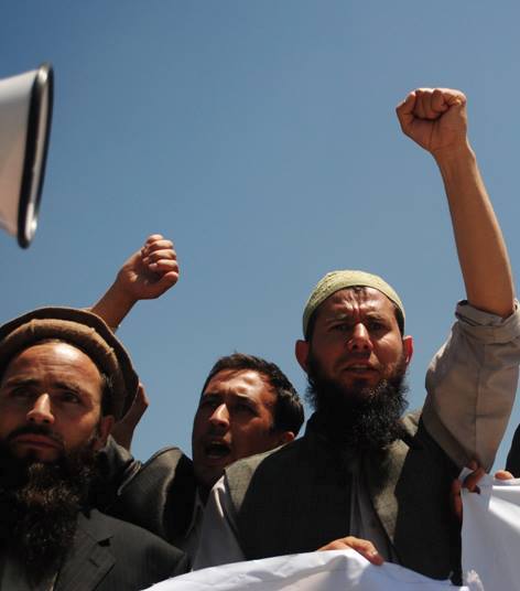 فیصل امین استاد سابق دانشکده علوم اجتماعی قلم می‌شکند و راکت بر میدارد